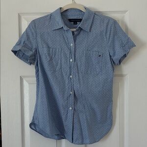 Tommy Hilfiger Blue Short Sleeve women’s shirt baby blue navy polka dots!